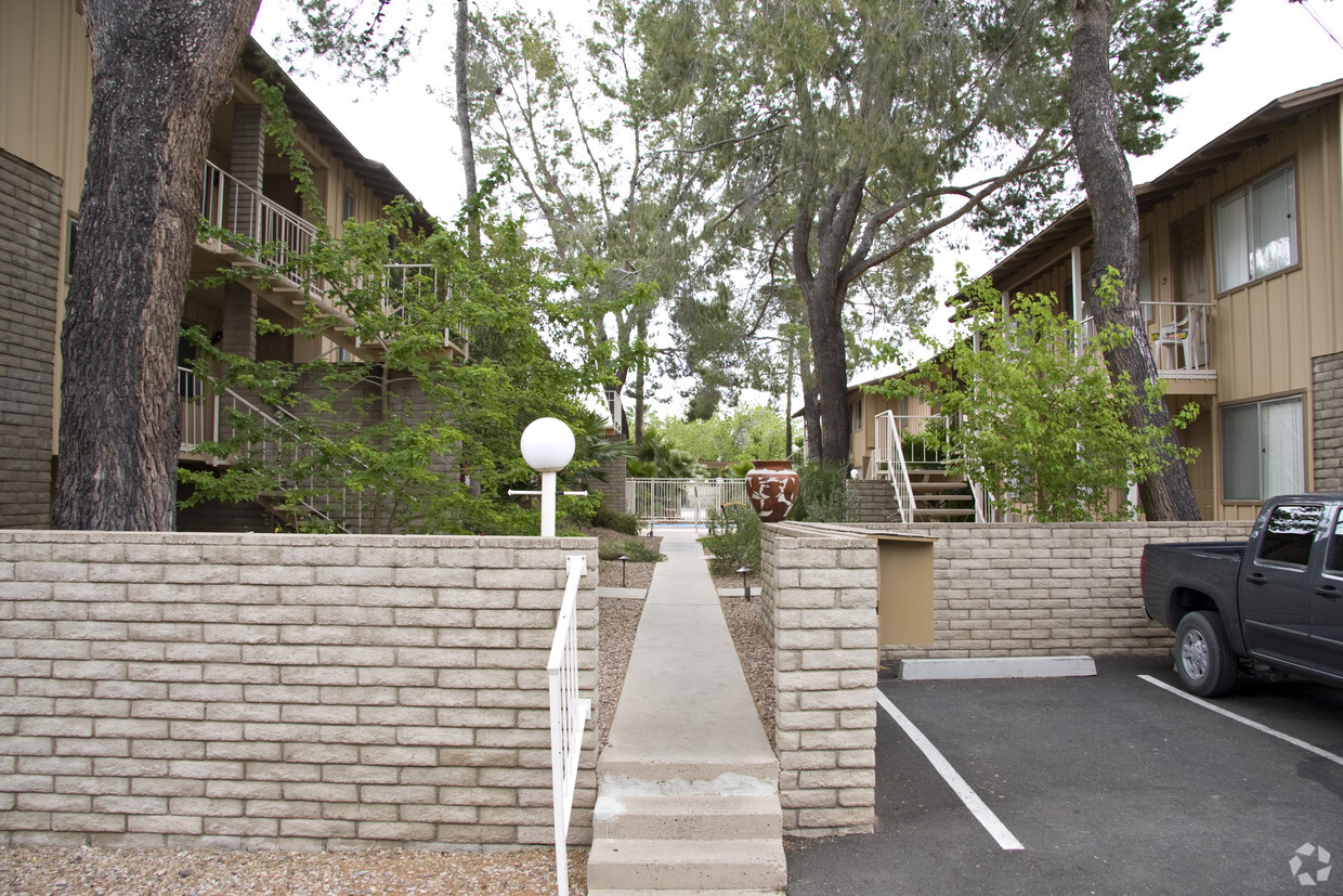 Building Photo - Western Garden Apartments