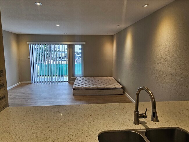 Foto del edificio - 2822 S Bartell Dr