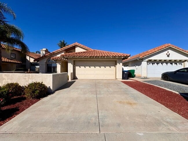 Building Photo - Welcome to this charming 3 bedroom, 2 bath...