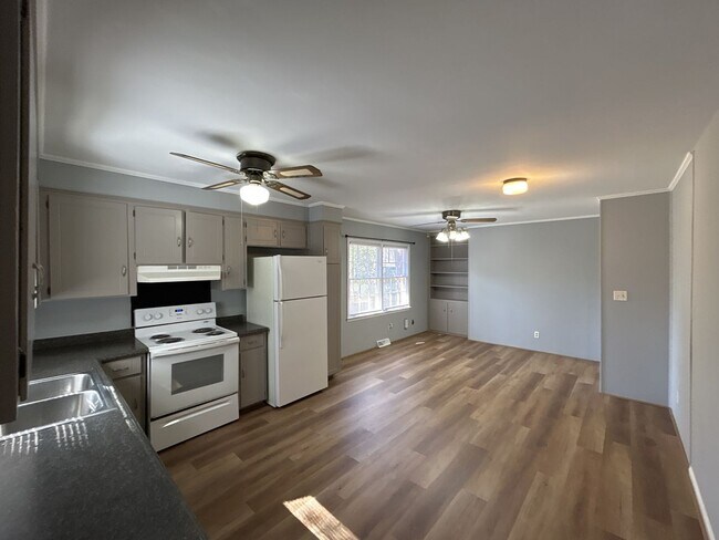 Building Photo - Oak Forest
