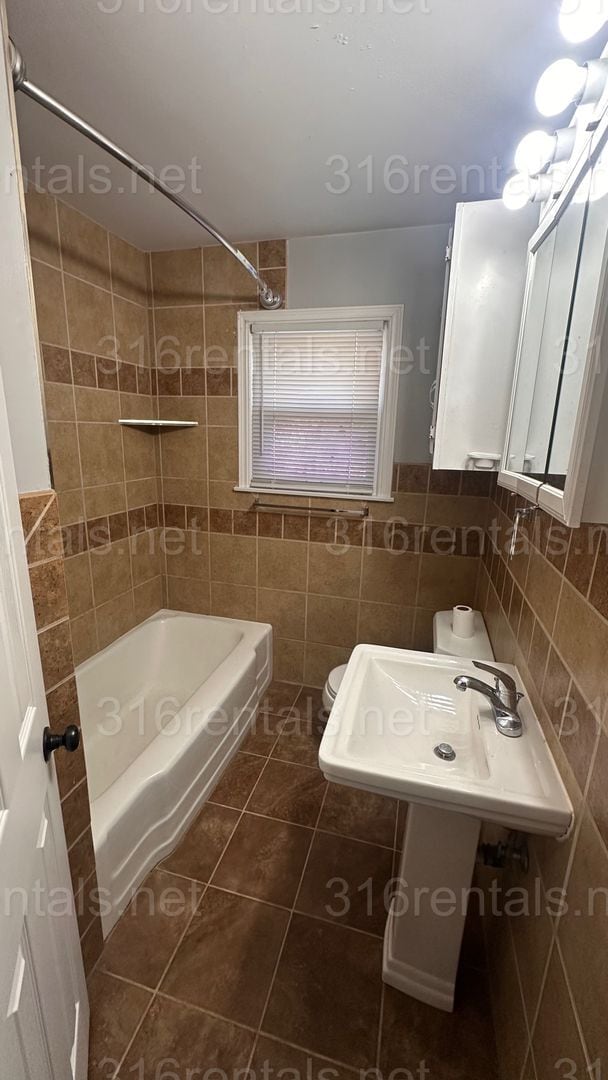 Foto del edificio - $1200 - 3 bed 1 bath - Single Family Home