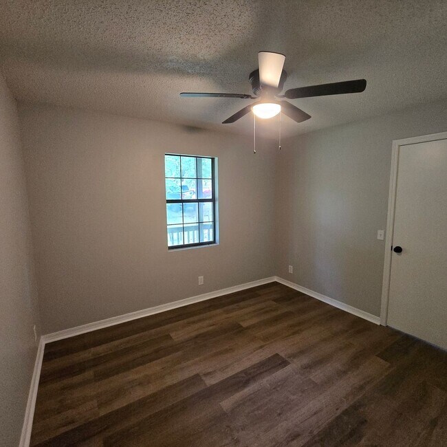 Foto del edificio - Completely Remodeled • 2/1 Duplex in Heber...