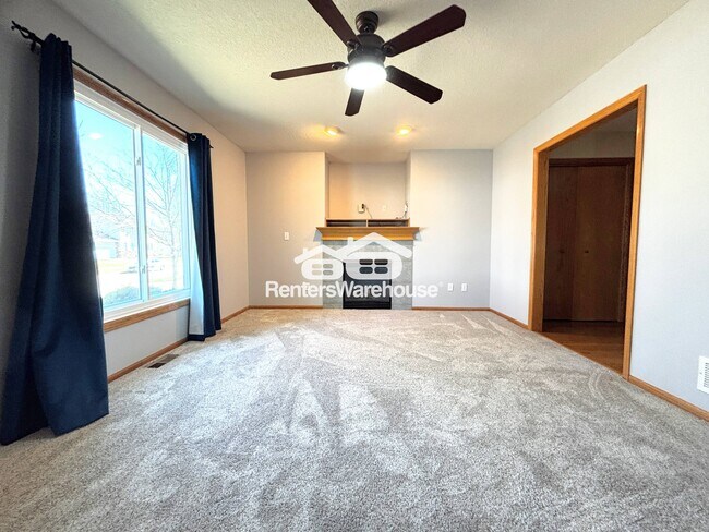 Building Photo - 330 NE Cardinal Ln