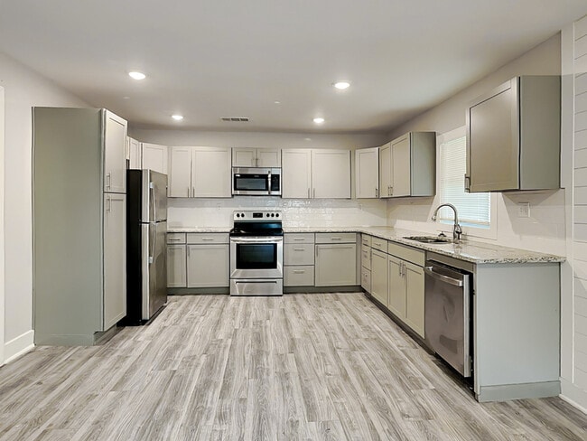 Foto del edificio - 878 N Grand Ave NW