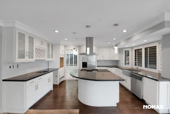 Building Photo - Charming 3BR + 3BA House in Vista