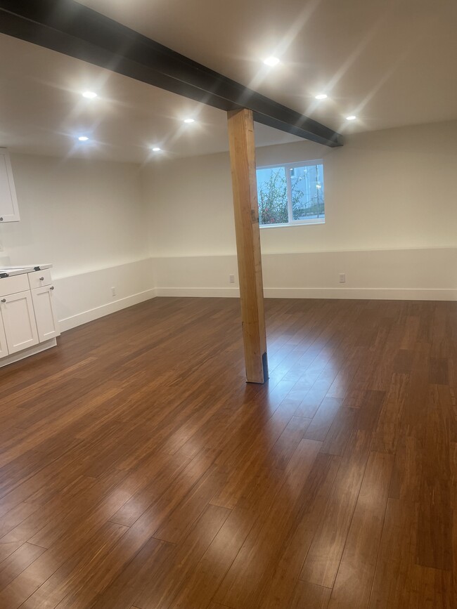 Building Photo - 1453 Hampel St