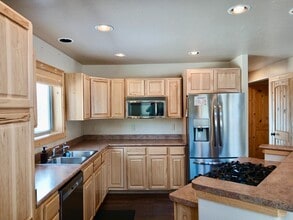 Building Photo - 884 Kinnikinnick Rd