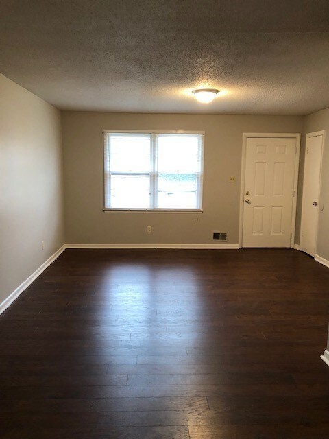Foto del edificio - 2 bed 1 bath duplex near Regional Hospital