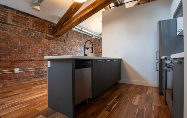 Building Photo - 85 King St E