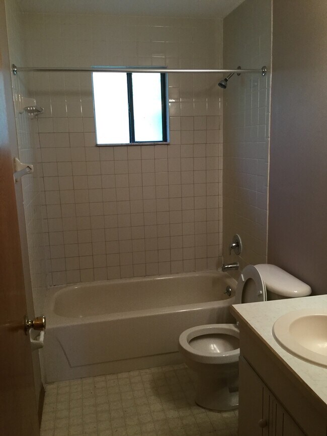 Foto del edificio - Spacious townhome with open floor plan.