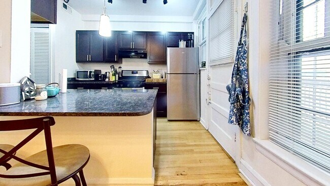 Foto del edificio - Second Floor North Center One Bedroom