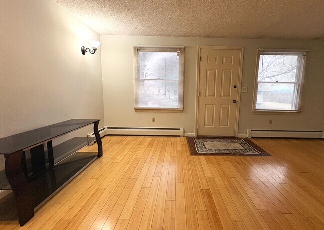 Foto del edificio - Spacious 3 Bedroom, 2 Bath Townhouse with In-Unit Laundry in Lowell, MA