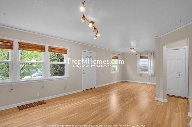 Building Photo - Charming Two Bedroom Cottage in Sellwood!