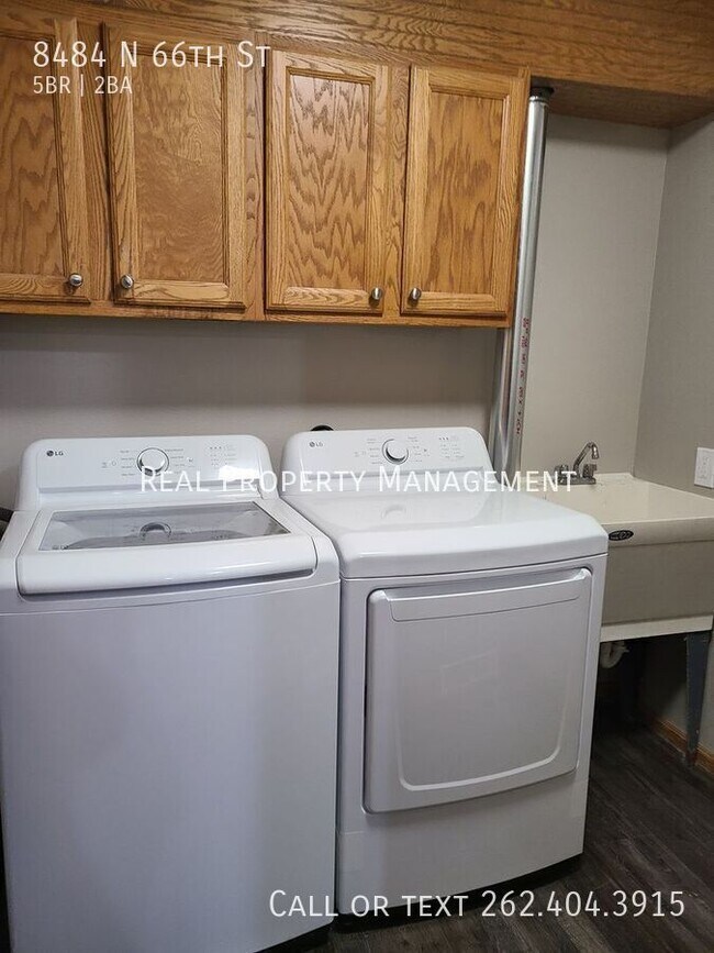 Foto del edificio - 8484 N 66th St