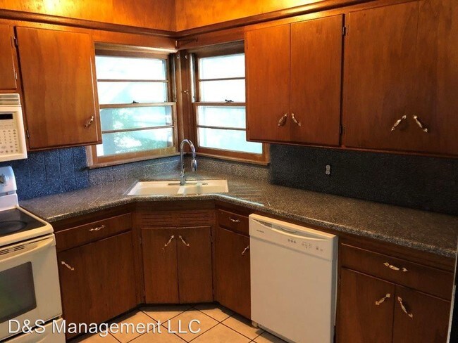 Building Photo - 4 br, 1 bath House - 201 E. Pratt