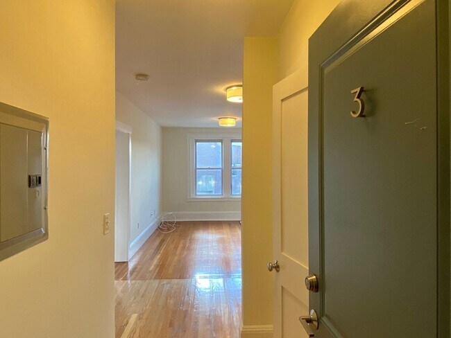 Building Photo - Huge pet friendly 1 bed with an office for August 1!