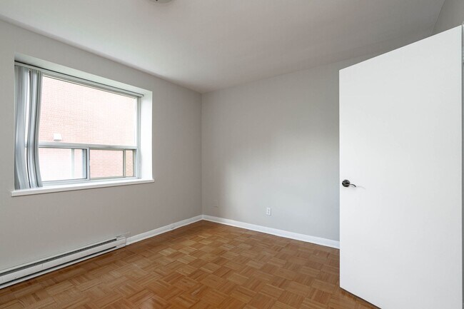 Photo du bâtiment - 365 Eglinton Ave E