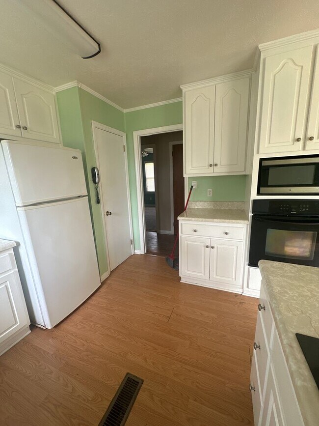 Building Photo - 3 Bed 1.5 Bath Brick Home For Rent
