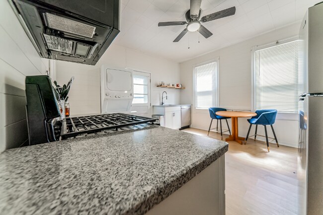 Foto del edificio - 2051 W 45th St