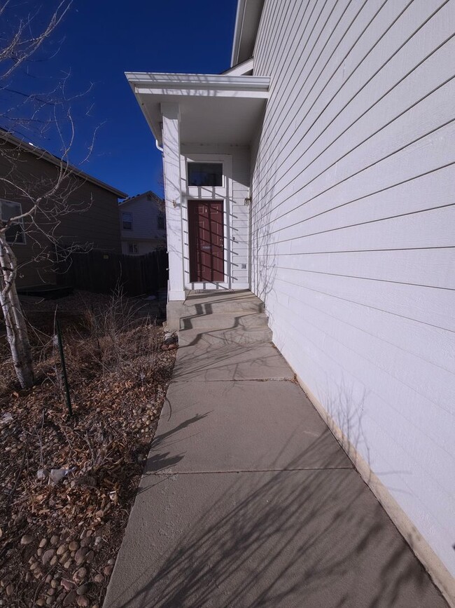 Building Photo - 4 Bedroom 4 Bathroom in the Clover Creek N...