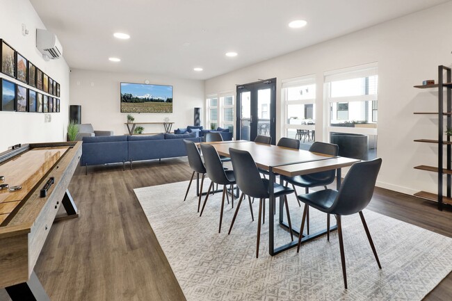 Foto del edificio - Luxurious Studios with Rooftop Deck and Se...