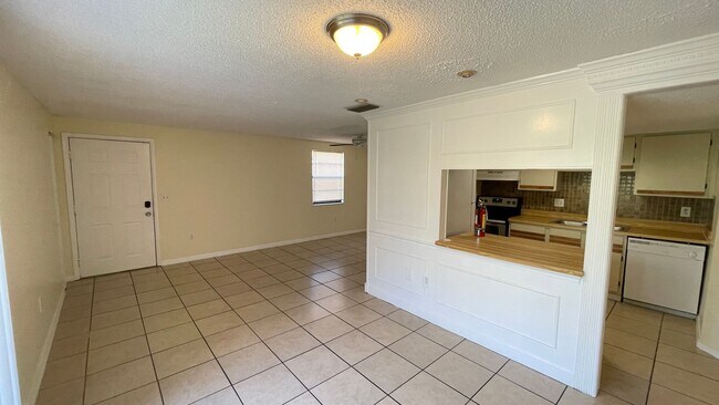 Building Photo - Unfurnished Annual Rental Available Now