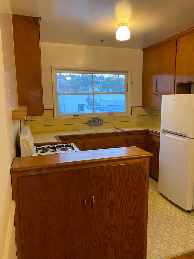 Kitchen - 1849 N Mariposa Ave