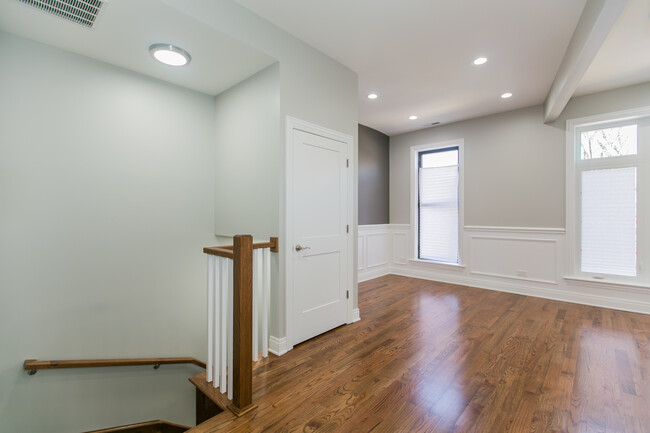 Foto del edificio - 3245 W Pierce Ave