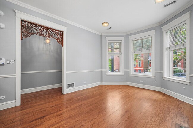 Building Photo - 2044 N Sheffield Ave