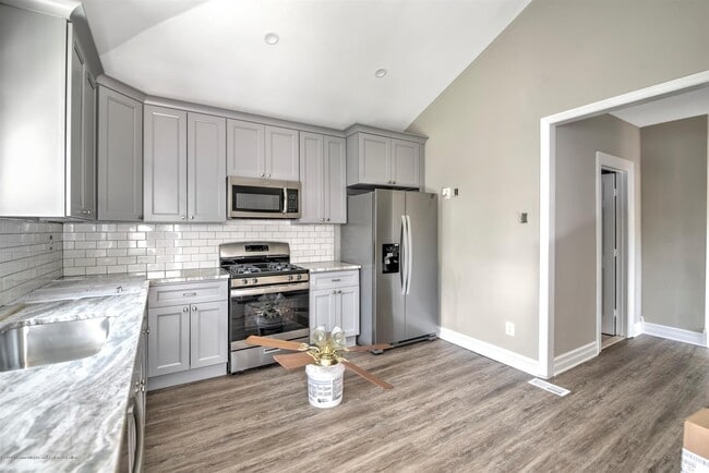 Foto del edificio - 8 Dolan Ave