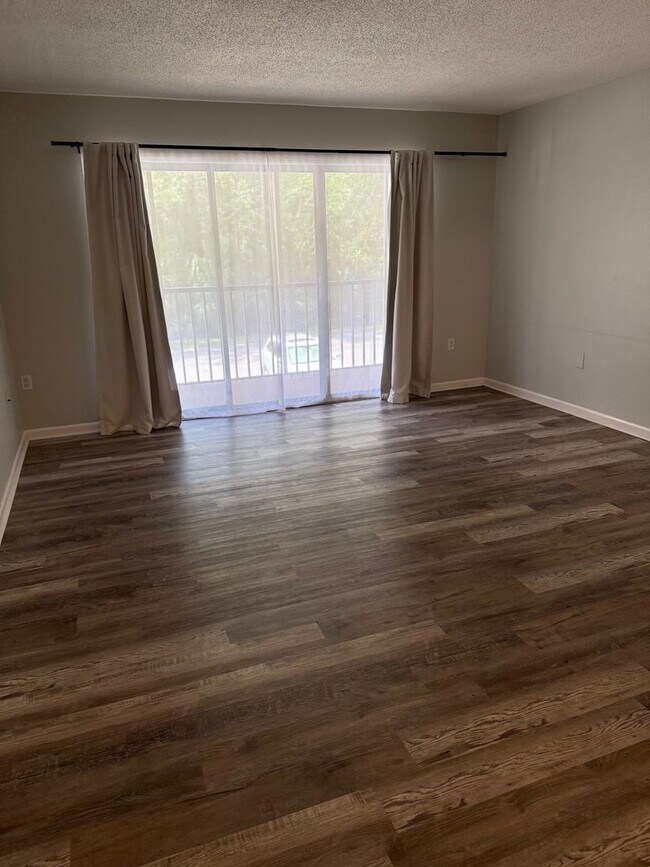 Building Photo - 1372 Pine Ridge Cir E
