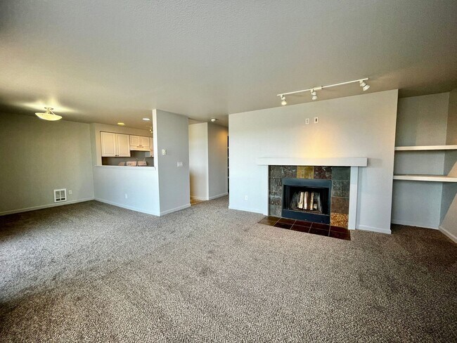 Building Photo - Sunn Fjord Condo, New Paint and New Carpet!