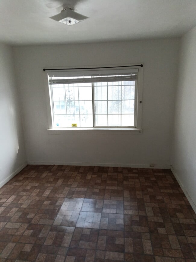 Building Photo - 516 E Fredricks St