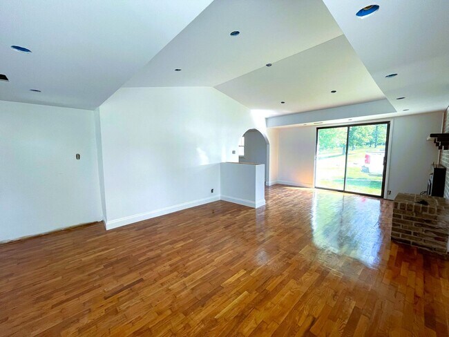 Foto del edificio - Cozy 3 bedroom home with country feel! Lar...