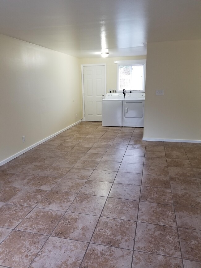 LARGE LIVING/DINING WITH TILE - 1715 Anderson St