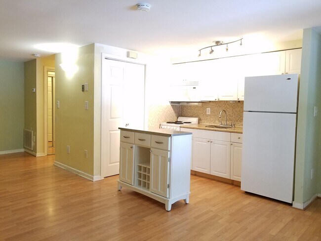 Foto del edificio - Adorable  second level Studio Condo available mid September!