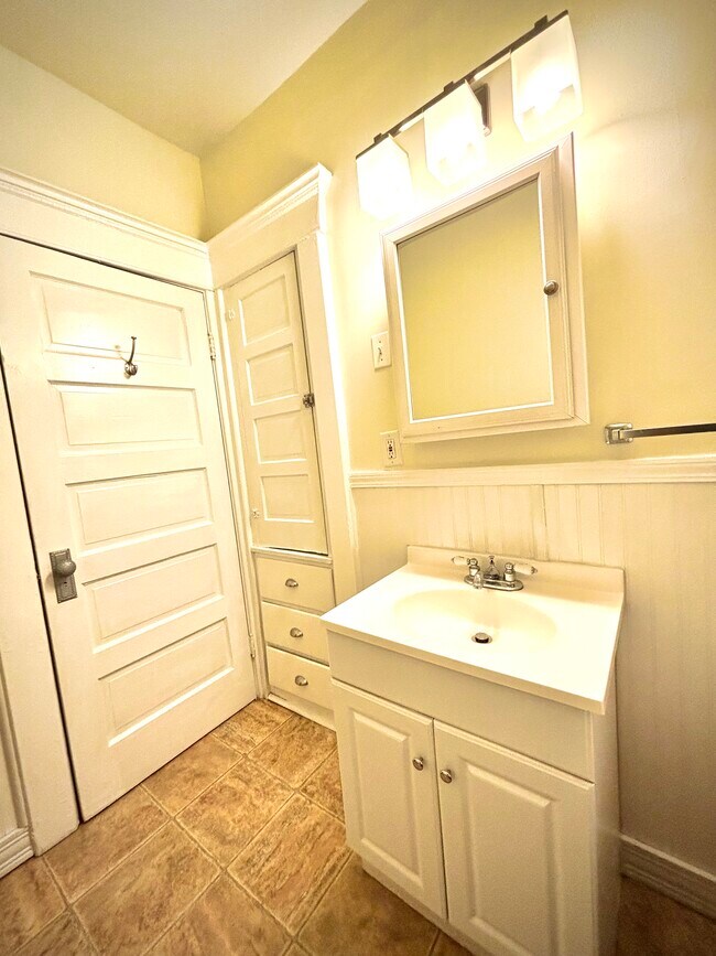 Baño - 220 Stevenson St