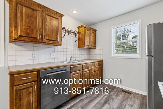 Foto del edificio - Welcome home to this beautifully updated 3-bedroom, 2-bath duplex in the heart of Johnson County!