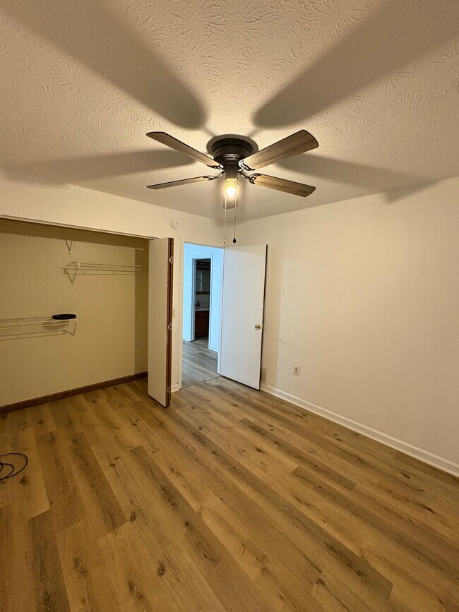 Foto del edificio - 304 S Keeneland Dr