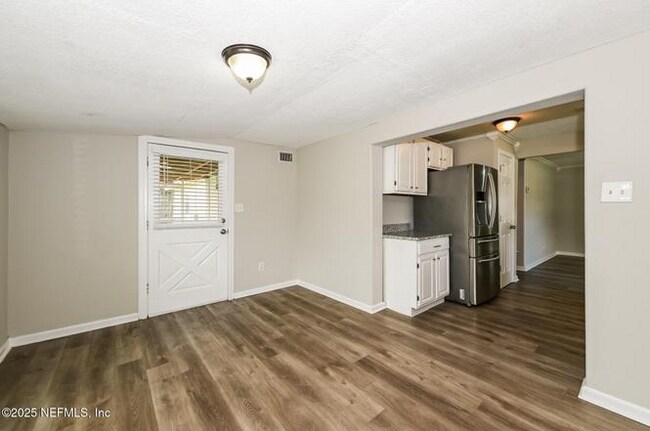 Building Photo - 10198 Luana Dr N