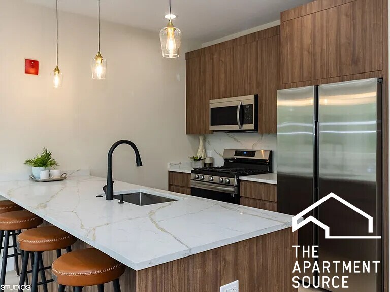 Foto principal - 3041 W Irving Park Rd