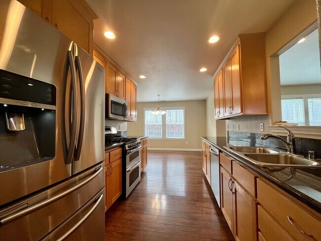 Building Photo - Charming 3 bed 2 bath home with oversized 2 car garage in Humboldt Hill