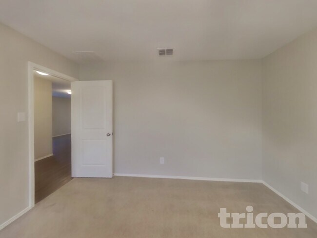 Foto del edificio - 5557 McClelland St