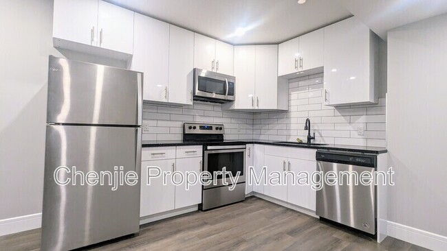 Building Photo - 10818-10875 75 Ave NW