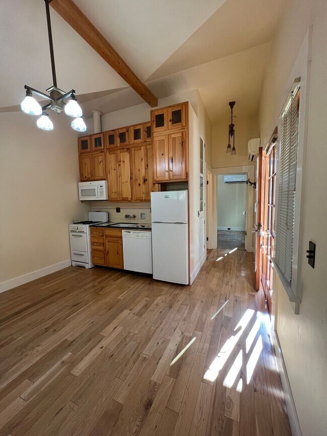 Foto del edificio - Charming 1 bedroom 1 bath cottage tucked off the beaten path but in down town Grass Valley with p...