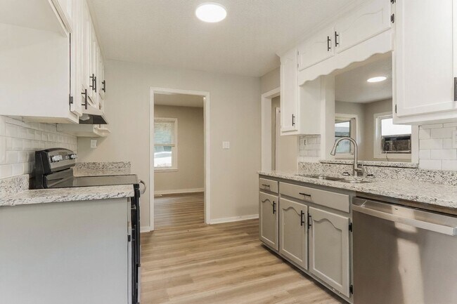 Foto del edificio - Modern 3BR Home on Quiet End Lot – Fully Updated!