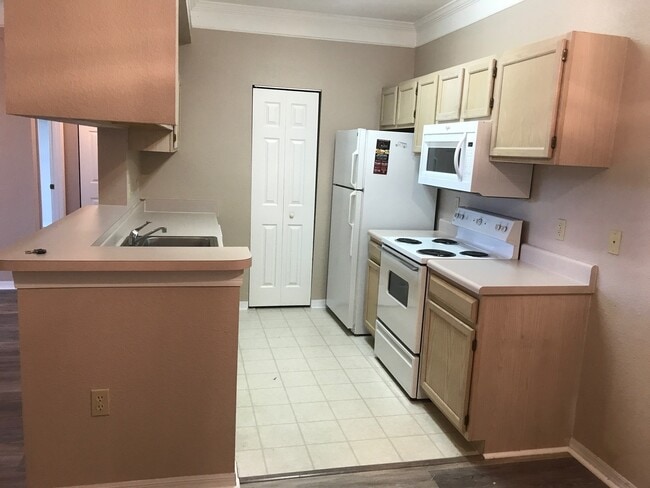 Building Photo - ** 1 bed/1 bath Condo in Royal Greens at G...