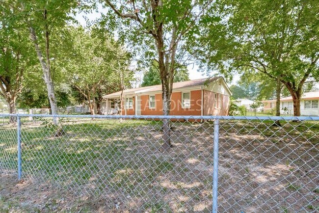 Building Photo - 102 Mockingbird Ln
