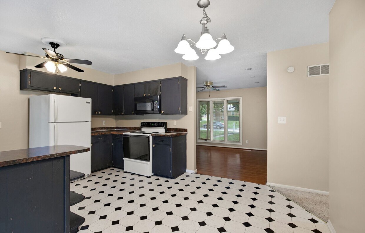 Primary Photo - Nice Neighborhood Close to Schools With Fe...