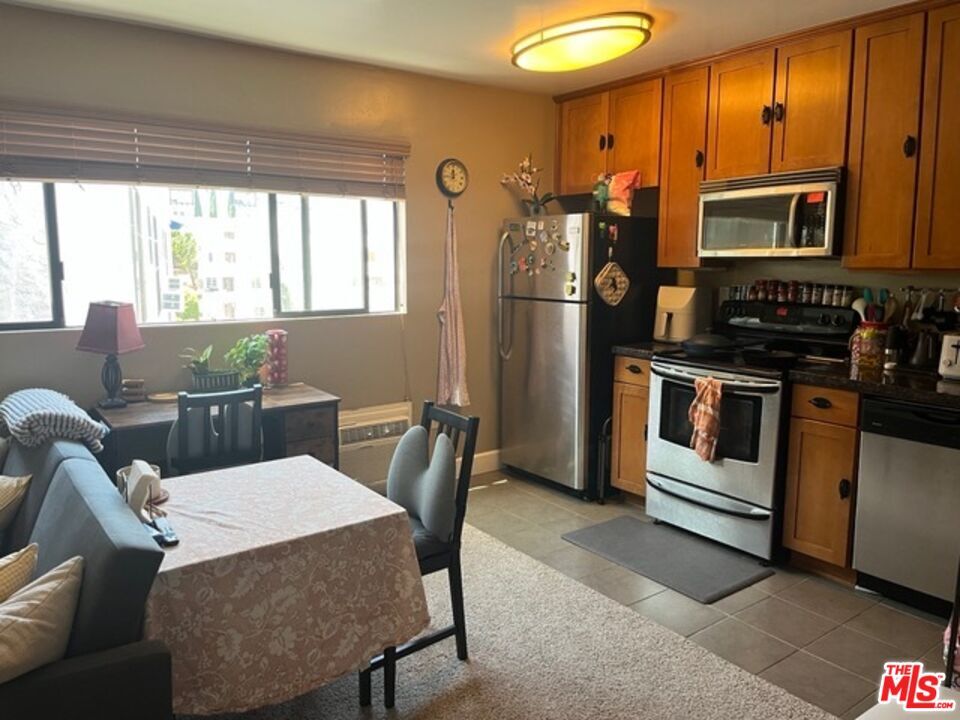 Primary Photo - 10982 Roebling Ave